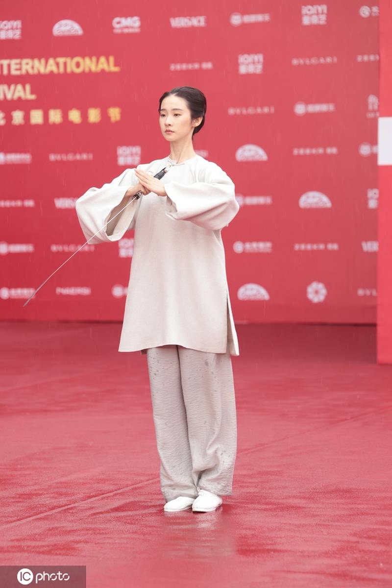 第15届北京电影节红毯：张艺凡雨中舞剑