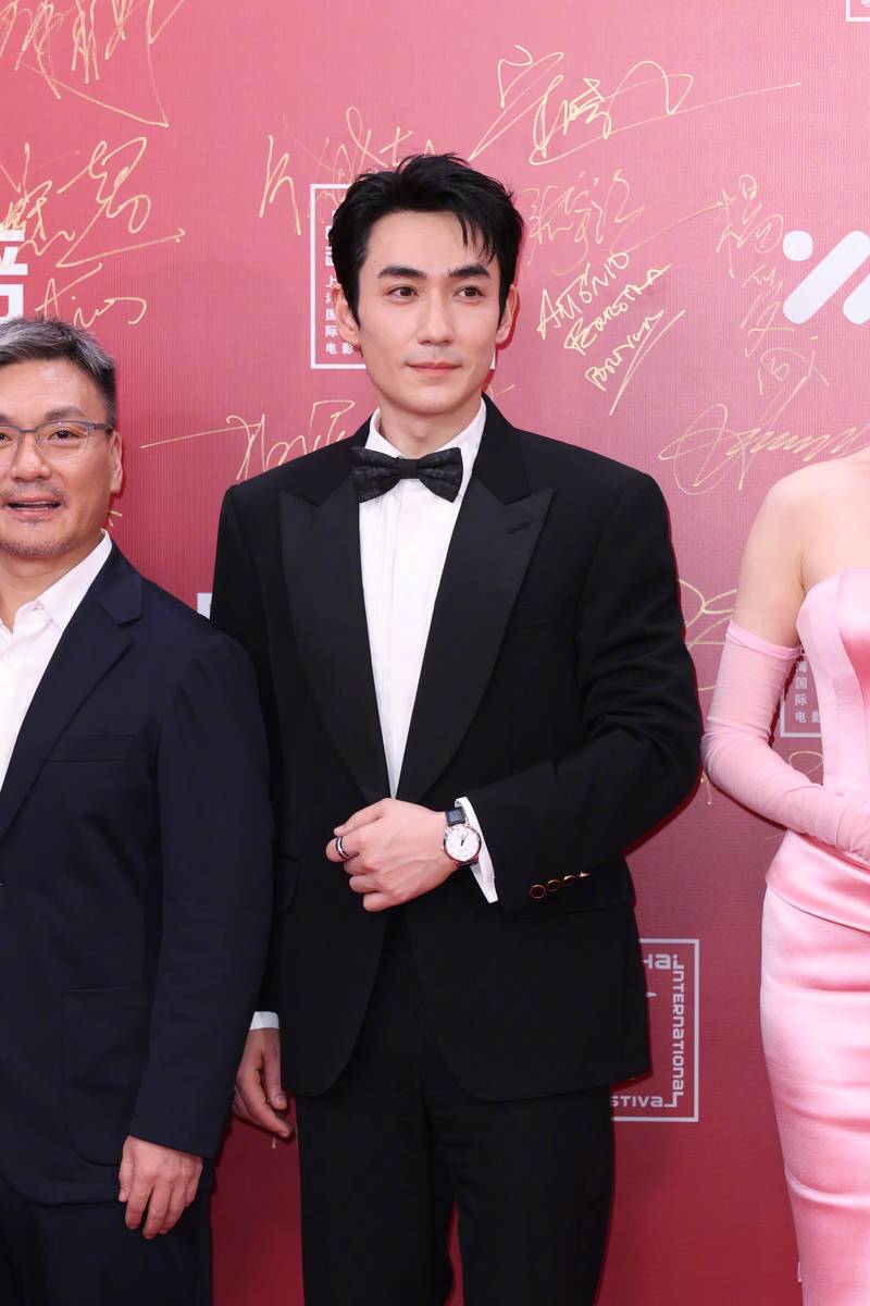 男帅女美!《东极岛》剧组亮相上影节开幕红毯 主演朱一龙吴磊倪妮同框