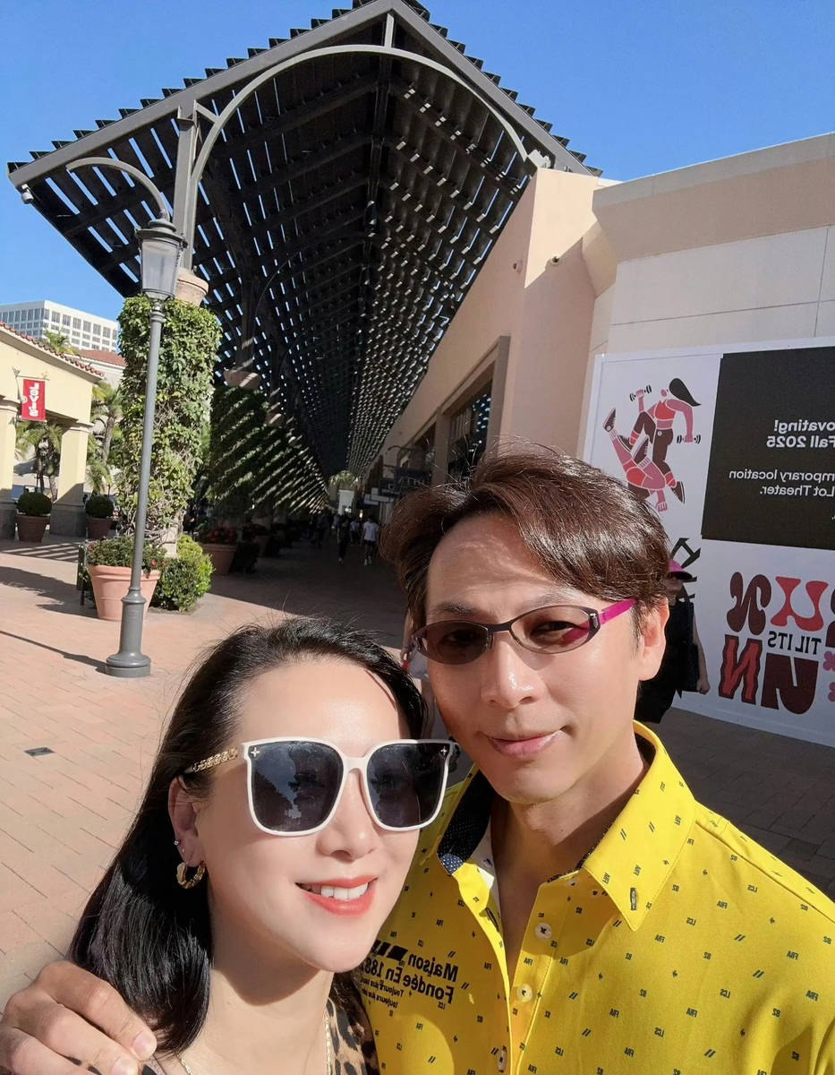 翁虹和老公回到洛杉矶的家 二人逛吃逛喝超恩爱