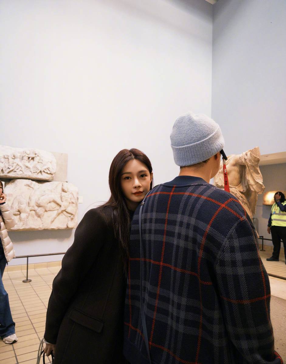 沈梦辰晒合照卡点为杜海涛庆生 两人比心超有爱