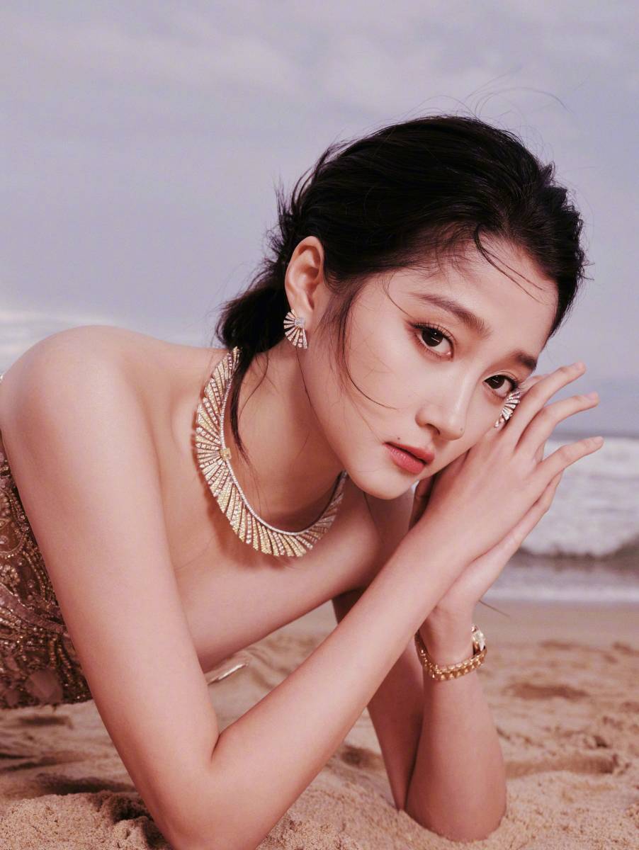 关晓彤穿抹胸裙大气优雅 身披毛绒外套楚楚动人