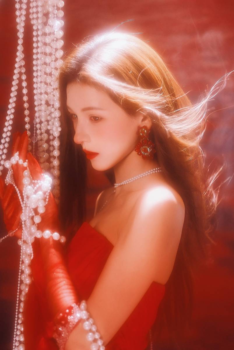 张予曦一袭抹胸长裙御姐范十足 红纱覆面神秘魅惑