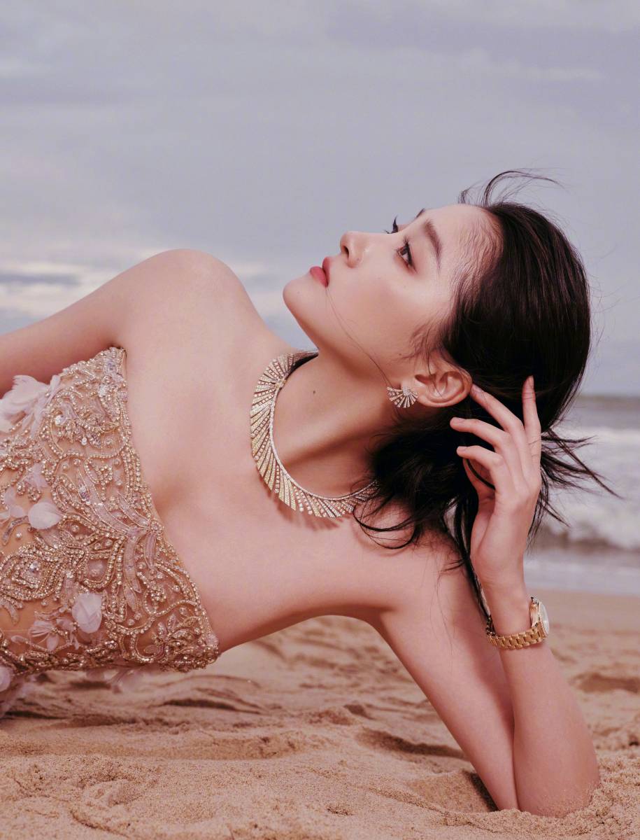 关晓彤穿抹胸裙大气优雅 身披毛绒外套楚楚动人