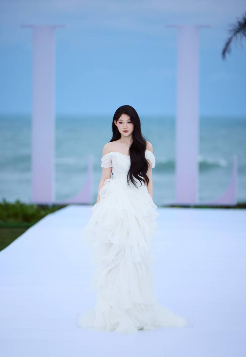 沈佳润穿白色露肩装灵动清冷 海边走红毯从容自信