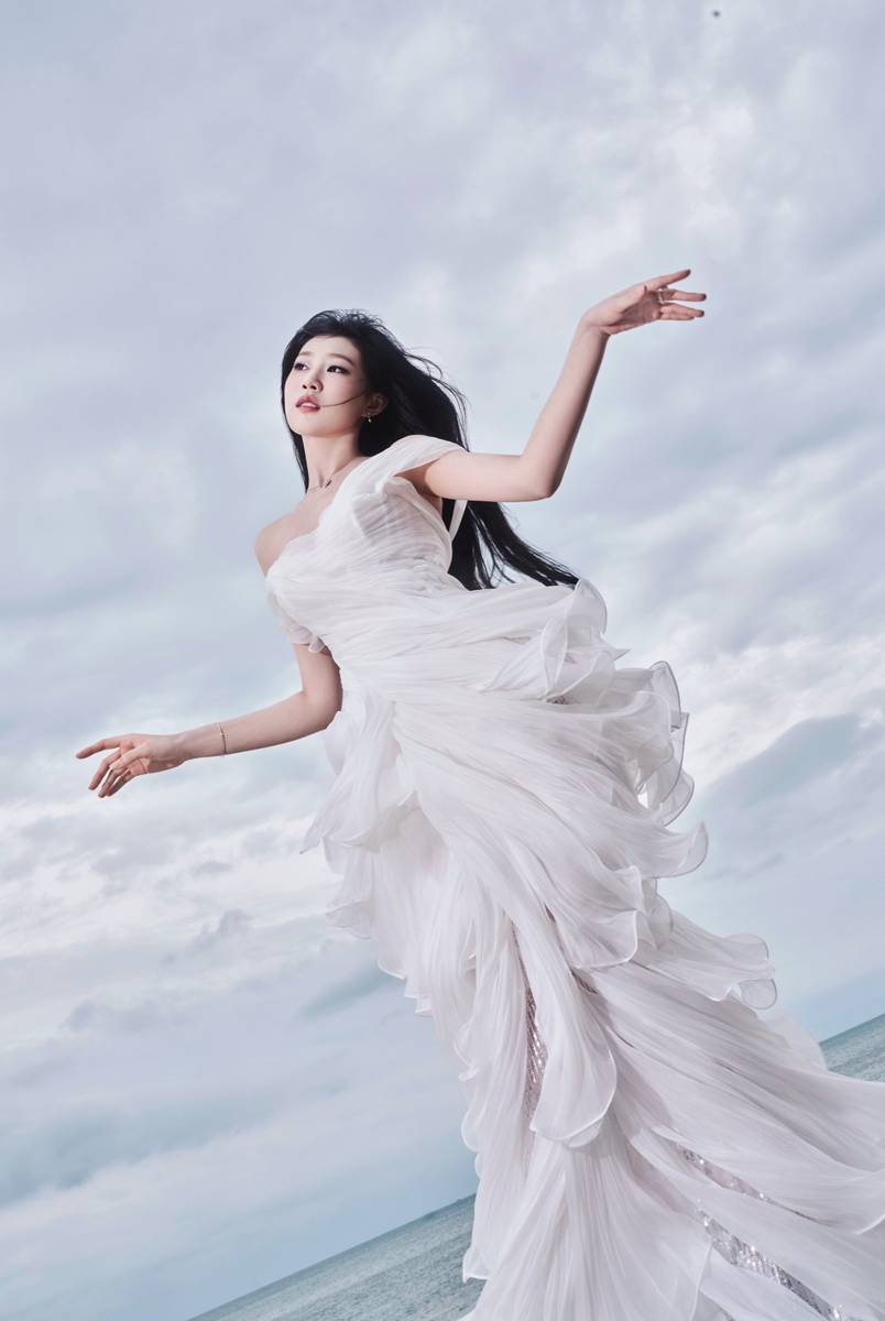 沈佳润穿白色露肩装灵动清冷 海边走红毯从容自信