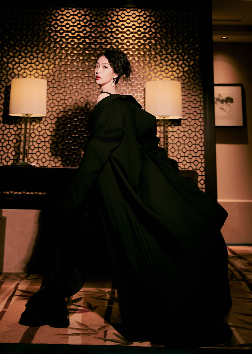 宋茜穿黑色蕾丝胸衣好性感 All Black造型又美又飒