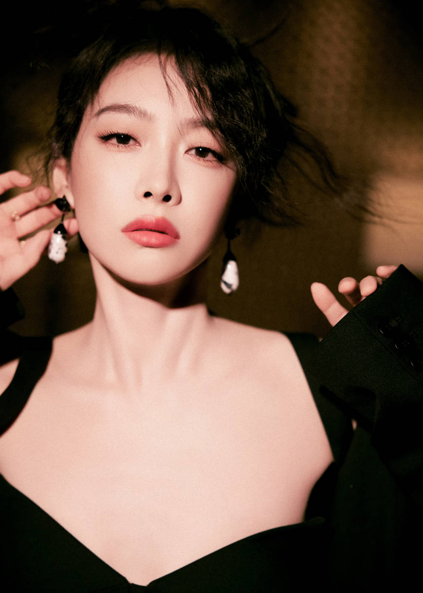 宋茜穿黑色蕾丝胸衣好性感 All Black造型又美又飒