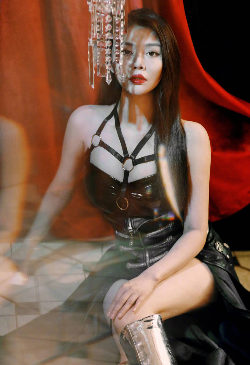 徐冬冬晒电影剧照身材火辣！黑色皮裙秒变性感御姐