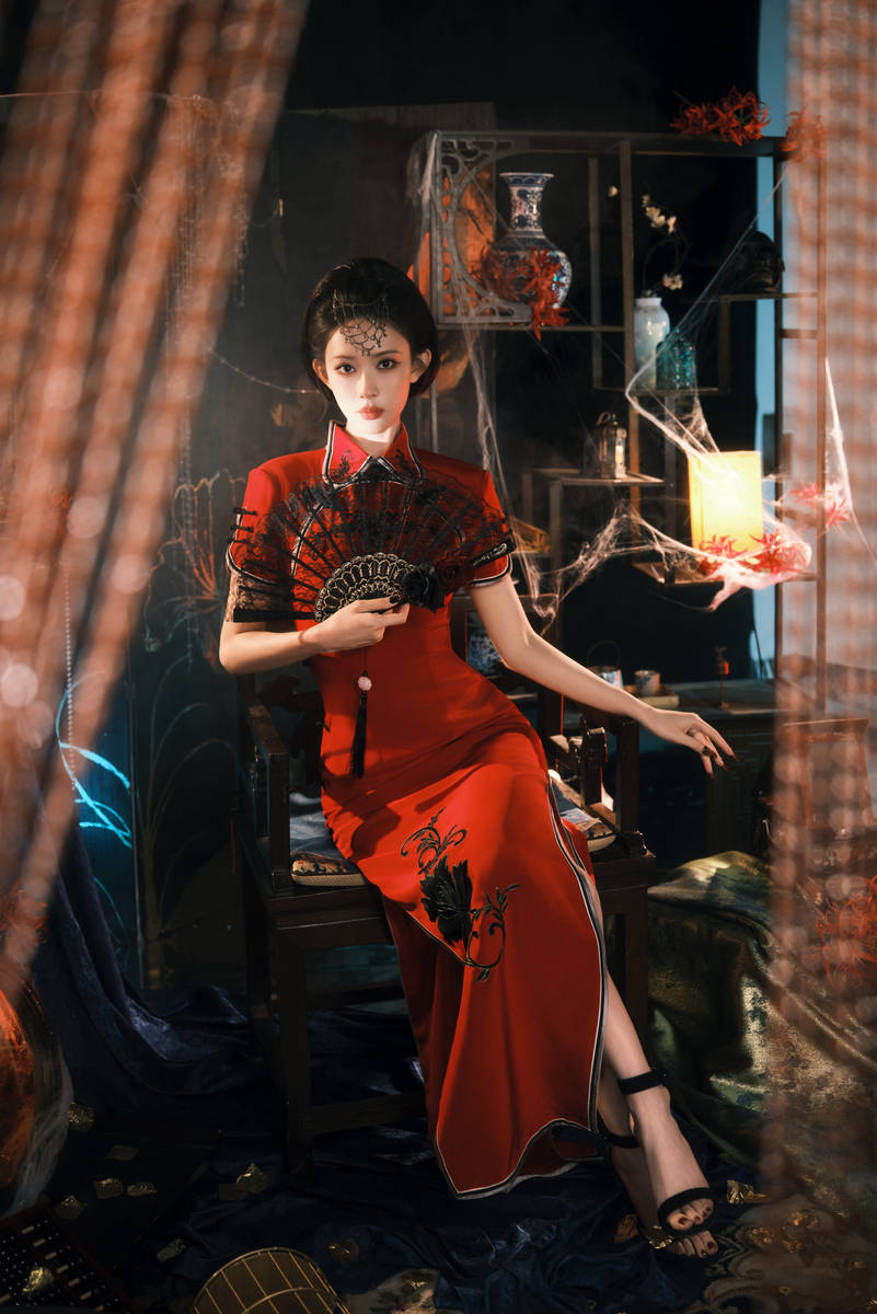 孟子义穿红色旗袍身姿曼妙 手持羽毛扇冷艳动人