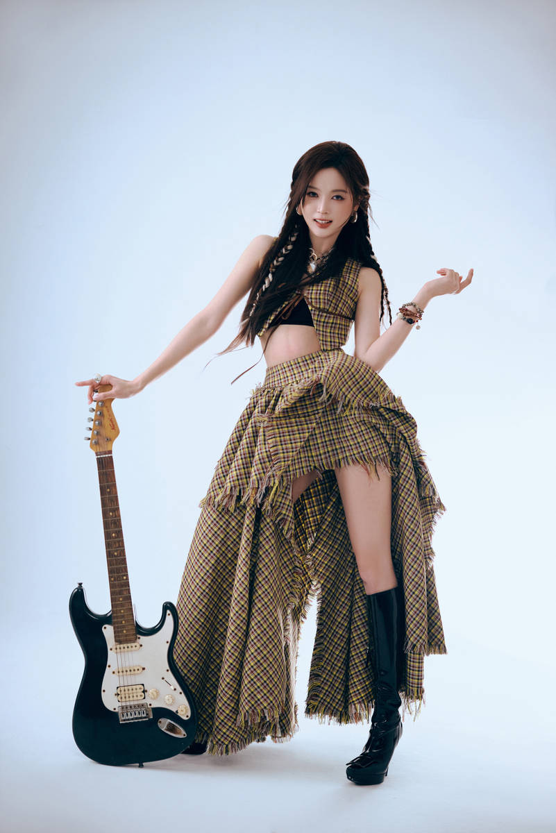 吴宣仪格子连衣裙气质甜美 手拿吉他化身摇滚少女