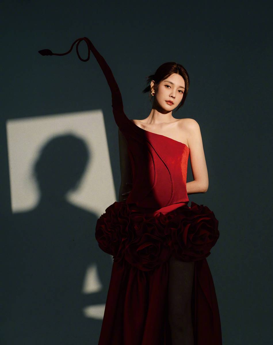 沈梦辰穿深V长裙温婉知性 手持蝴蝶饰品眼神灵动