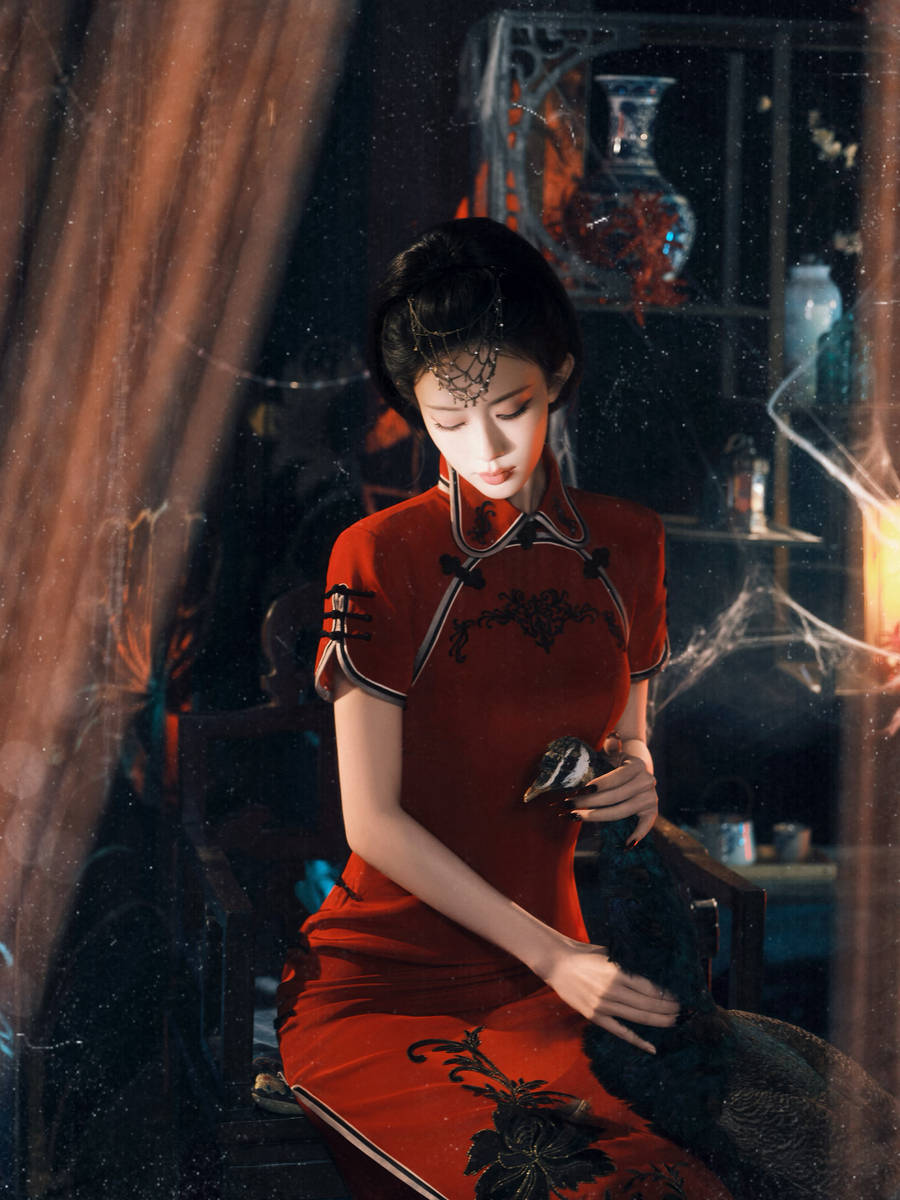 孟子义穿红色旗袍身姿曼妙 手持羽毛扇冷艳动人