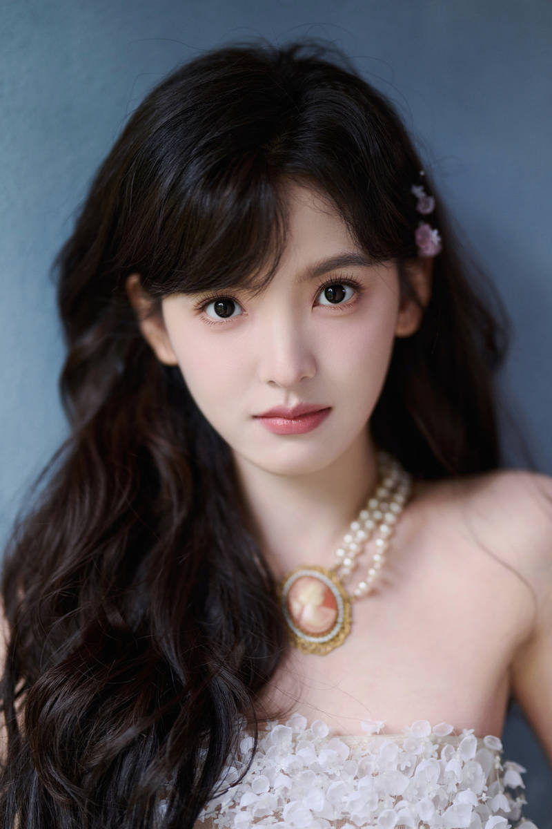 章若楠一身白裙清纯梦幻 戴碎花头纱纯欲感十足