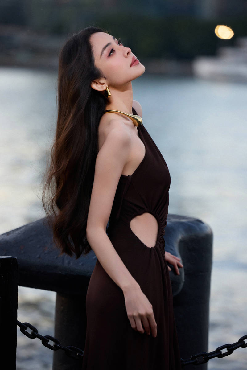 娜扎穿单肩镂空礼裙性感迷人！大秀曼妙身姿超养眼