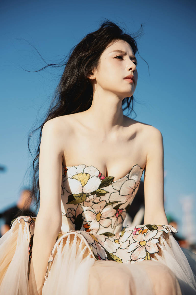 鹤男化身落跑公主清冷回眸 扎单麻花辫氛围感拉满