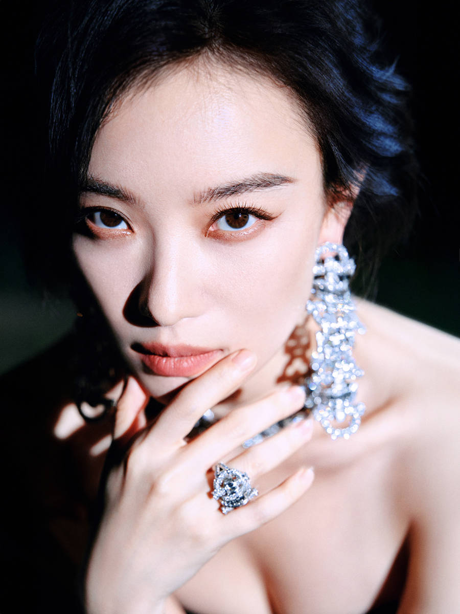 倪妮穿抹胸长裙性感魅惑 黑发红唇眼神妩媚撩人