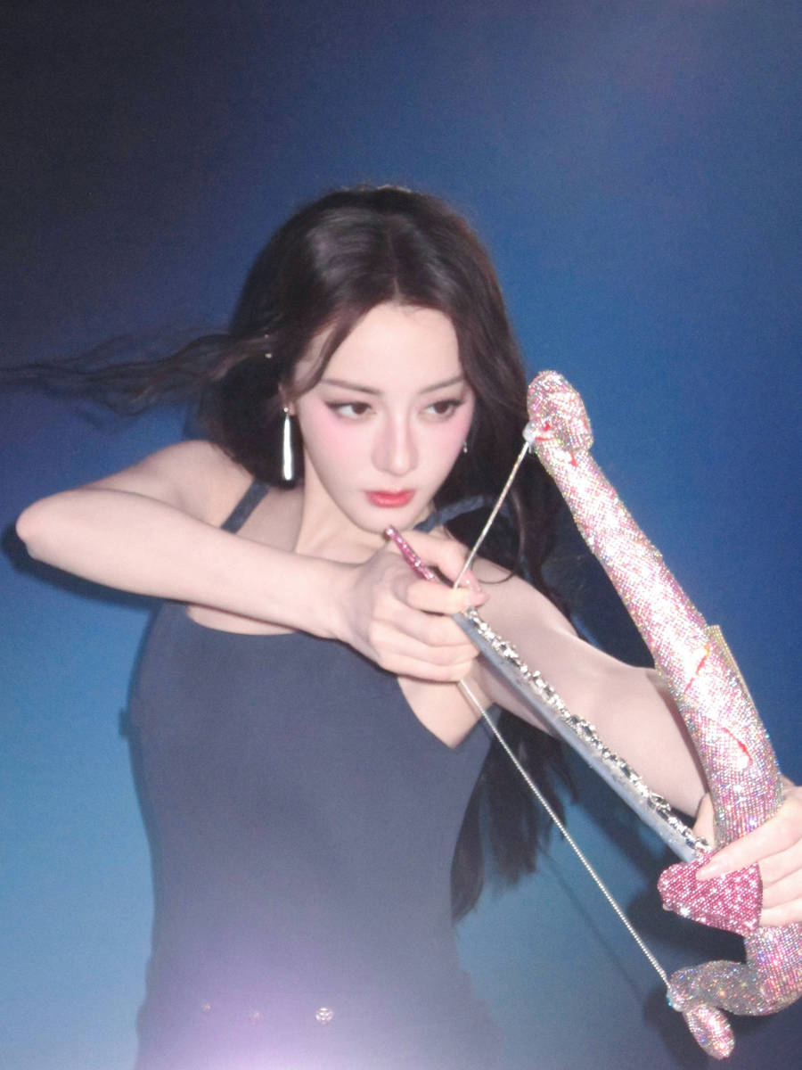 迪丽热巴穿吊带裙身材窈窕 对镜甜笑又纯又欲