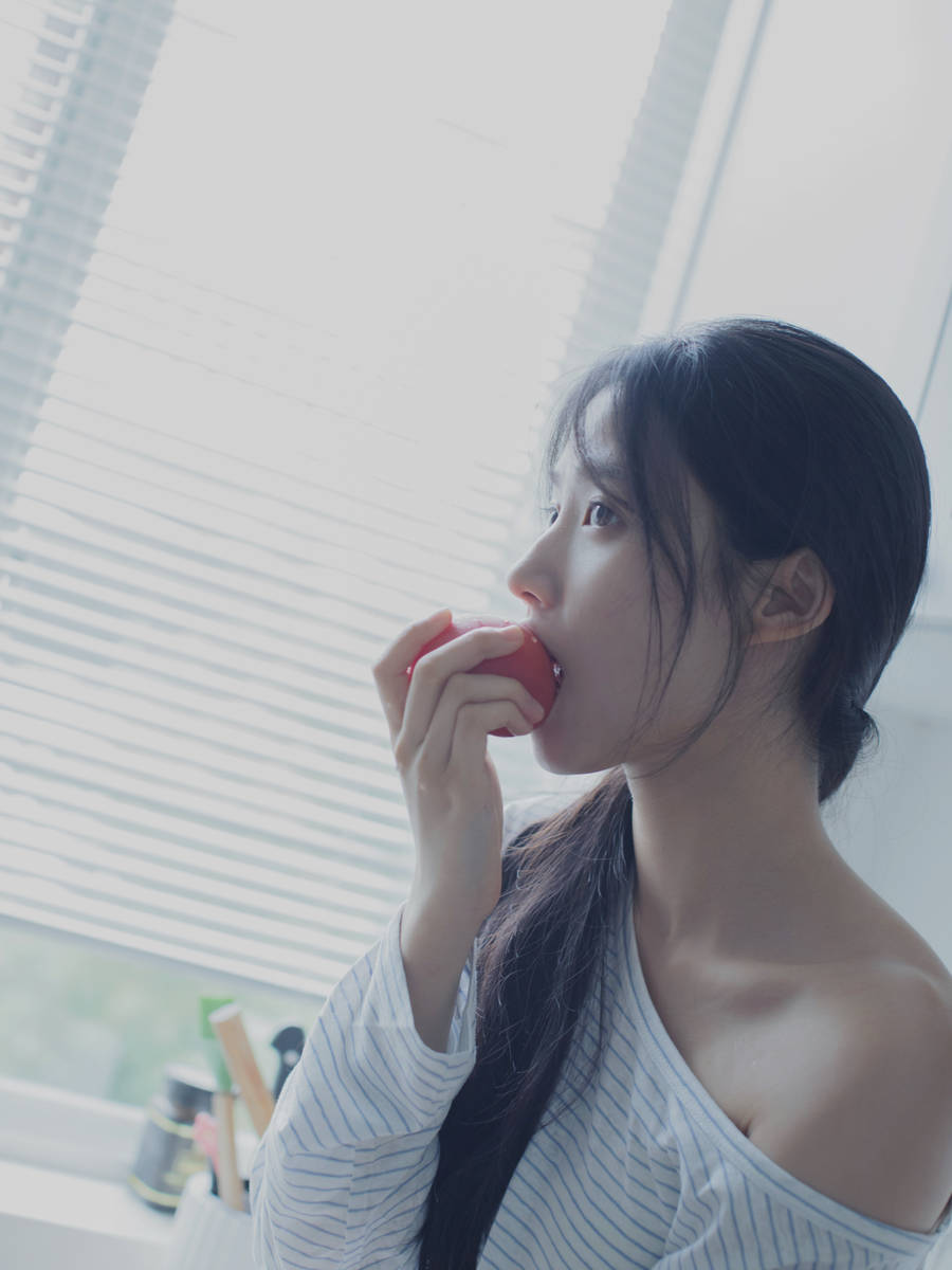 卢昱晓穿单肩上衣与小狗互动 回眸浅笑清纯甜美