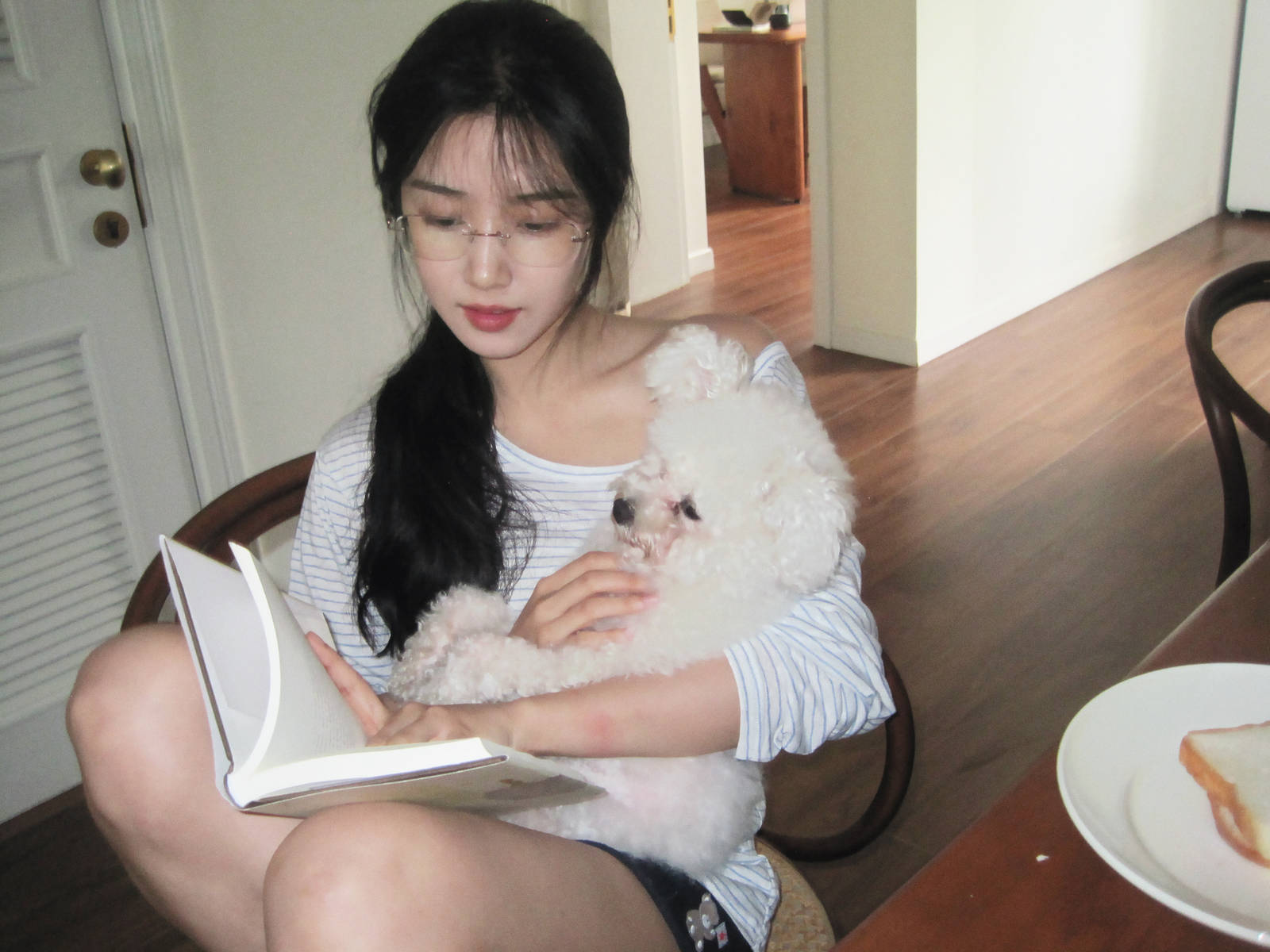 卢昱晓穿单肩上衣与小狗互动 回眸浅笑清纯甜美