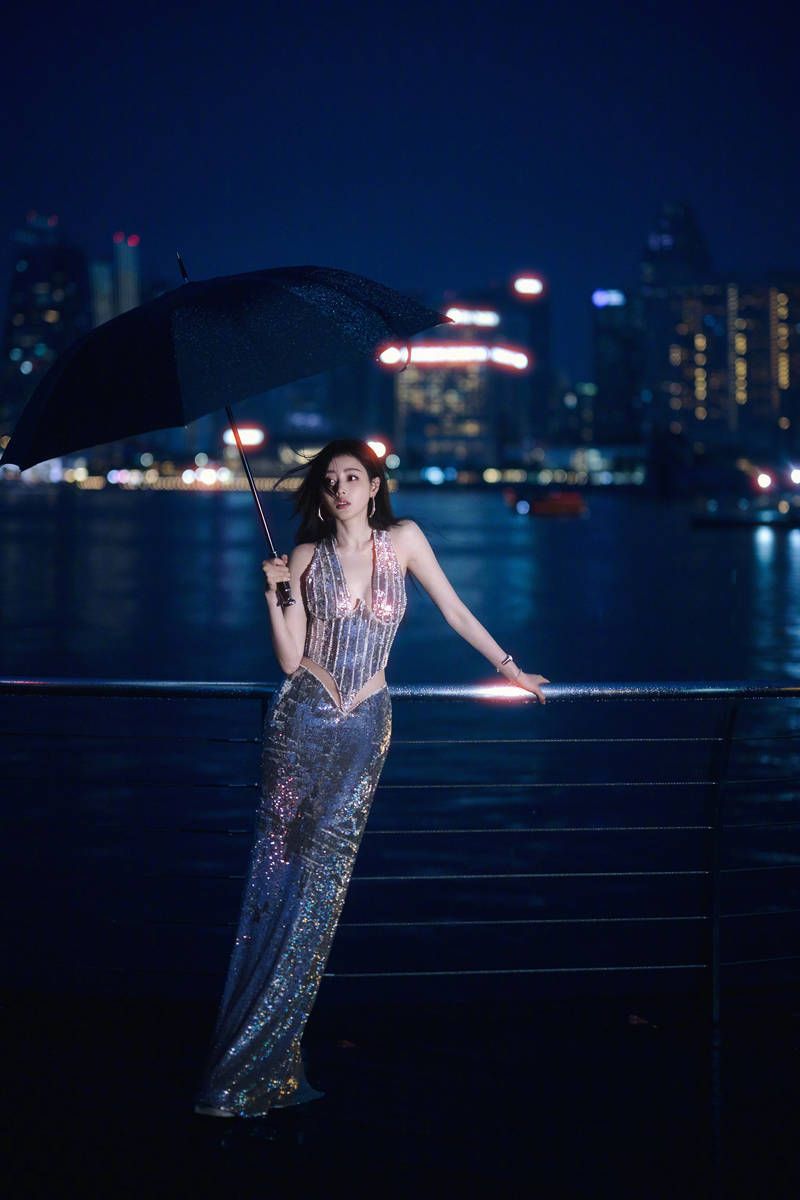 张天爱穿深V长裙格外吸睛 撑伞回眸尽显成熟诱惑