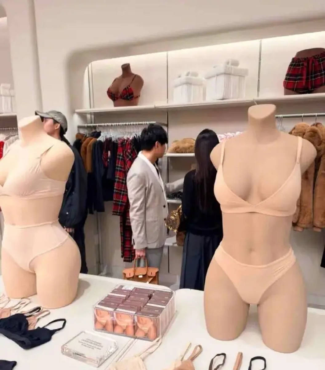 林俊杰陪七七购置女装被偶遇 贴心帮对方拎包包