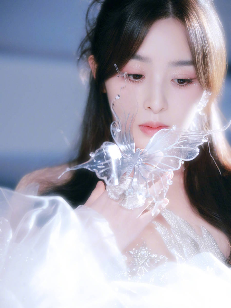 张含韵一身白裙化身优雅白天鹅 看向远方眼神温柔