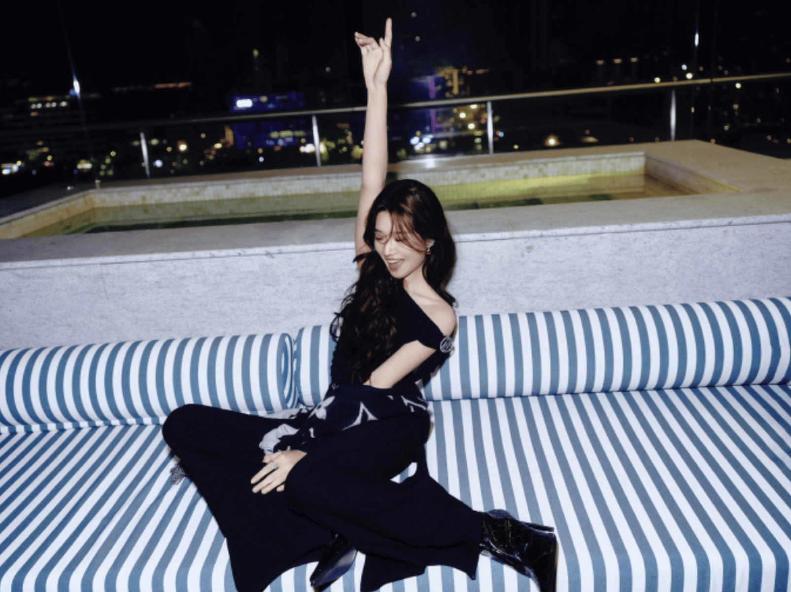 卢昱晓黑色露肩装勾勒优雅曲线 慵懒中藏昂扬气场