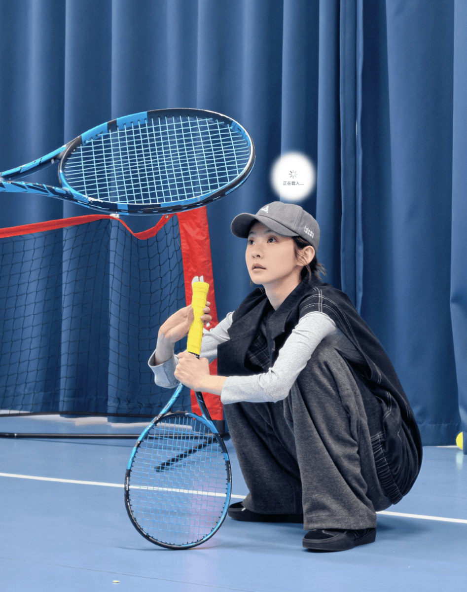 张艺凡休闲穿搭随性自在 球场挥拍尽显运动少女感