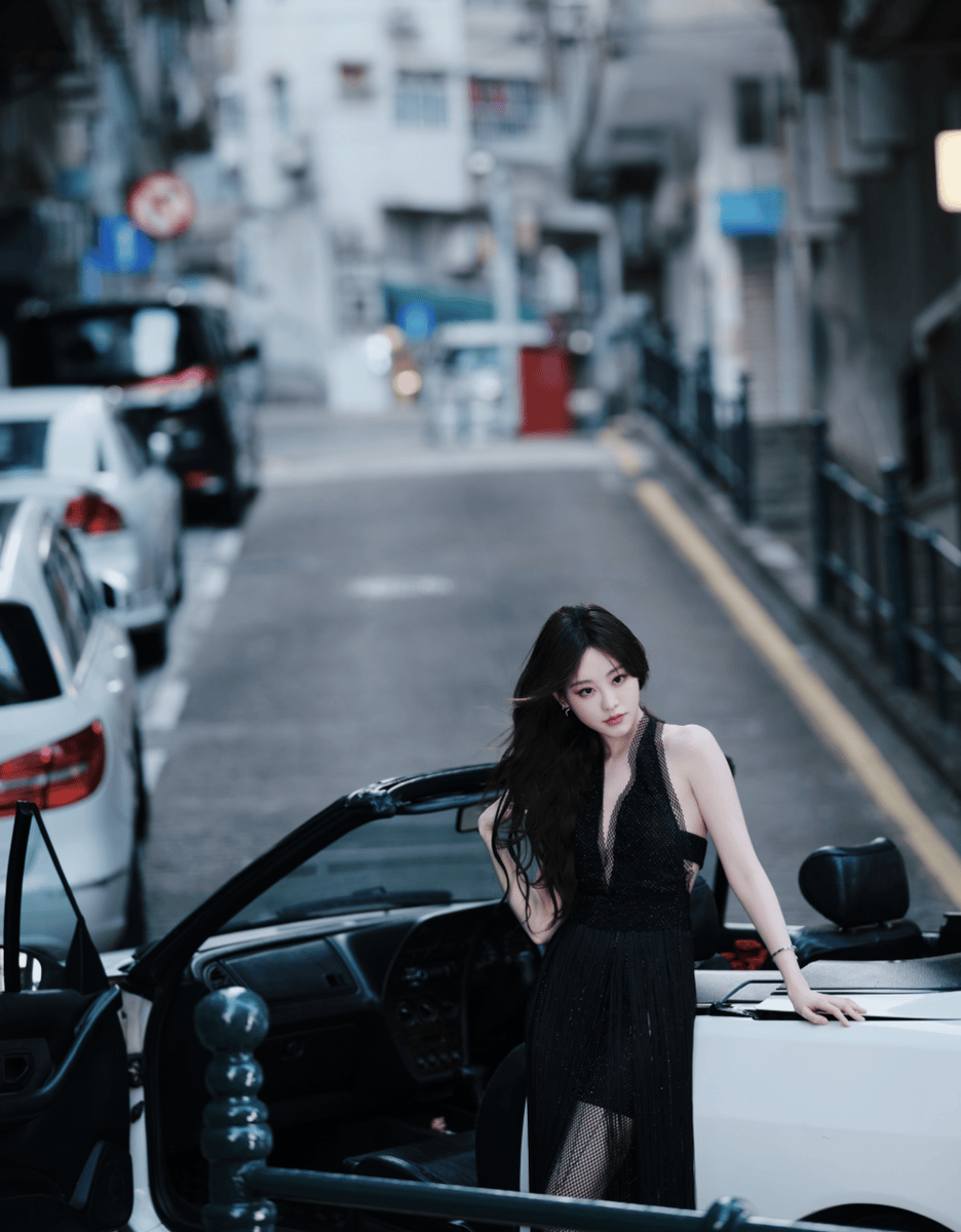 祝绪丹黑裙衬出纤柔身形 街头抱玫瑰尽显慵懒明艳