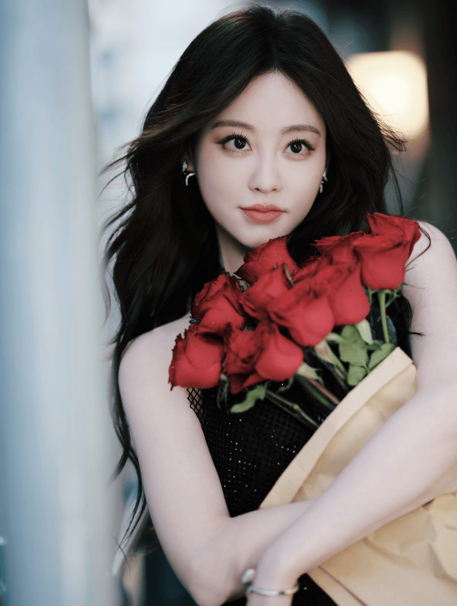 祝绪丹黑裙衬出纤柔身形 街头抱玫瑰尽显慵懒明艳