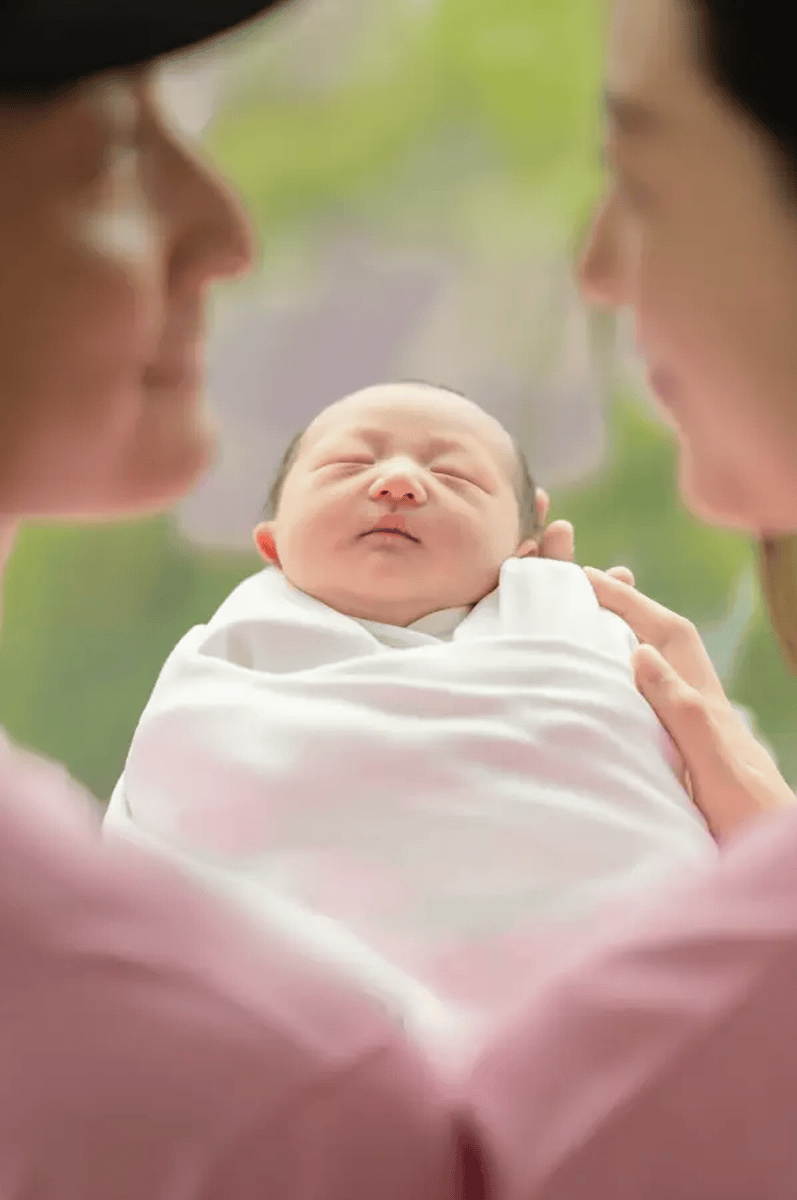 方力申甜蜜官宣爱女降临 一家三口合照超有爱