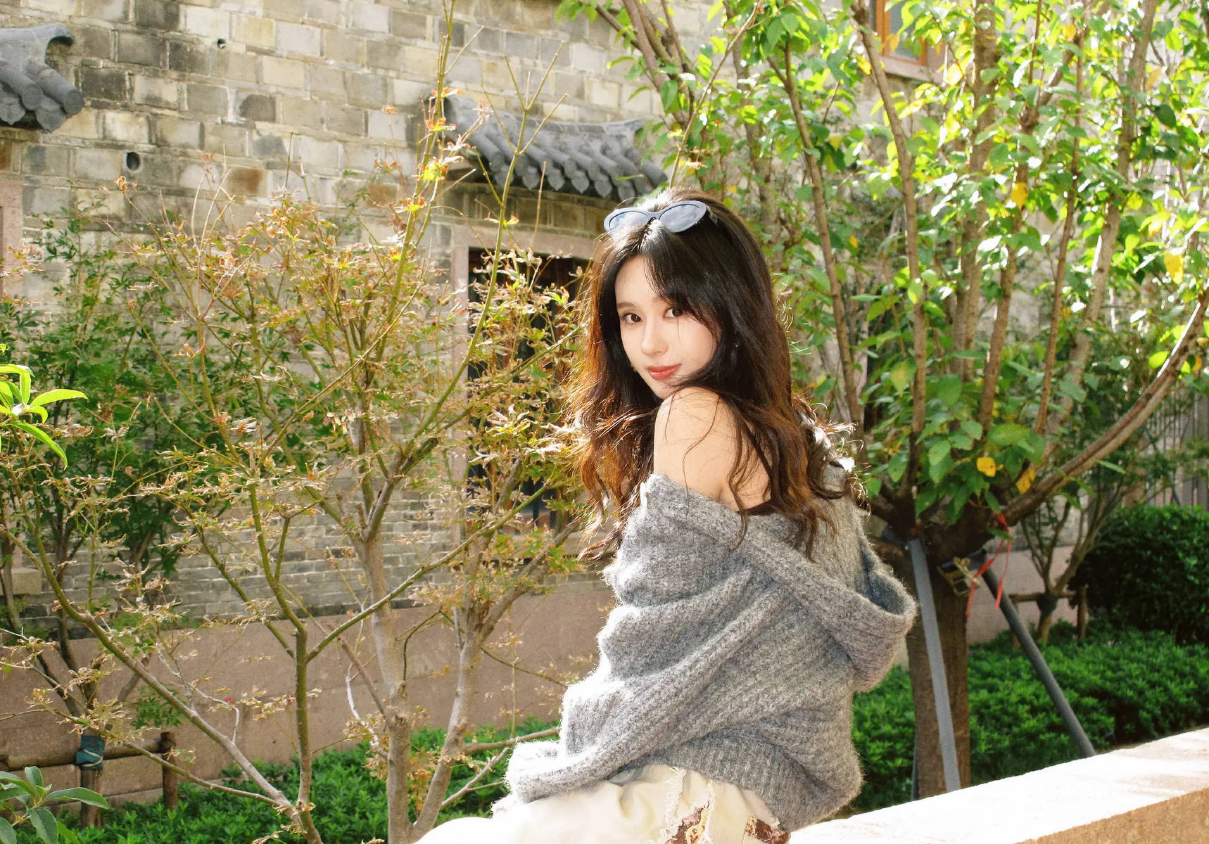 郑合惠子穿针织外套露香肩！甜笑wink少女感十足