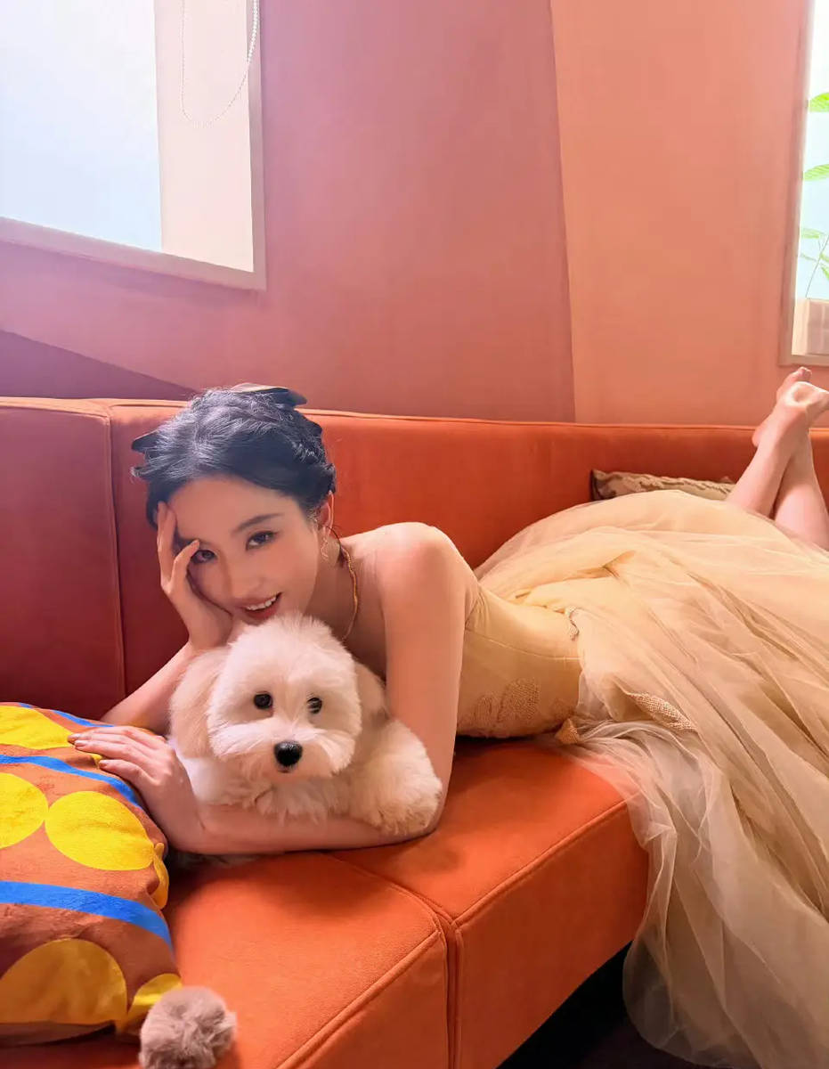 刘亦菲晒与爱犬合照 穿浅色裙子笑容甜美又治愈