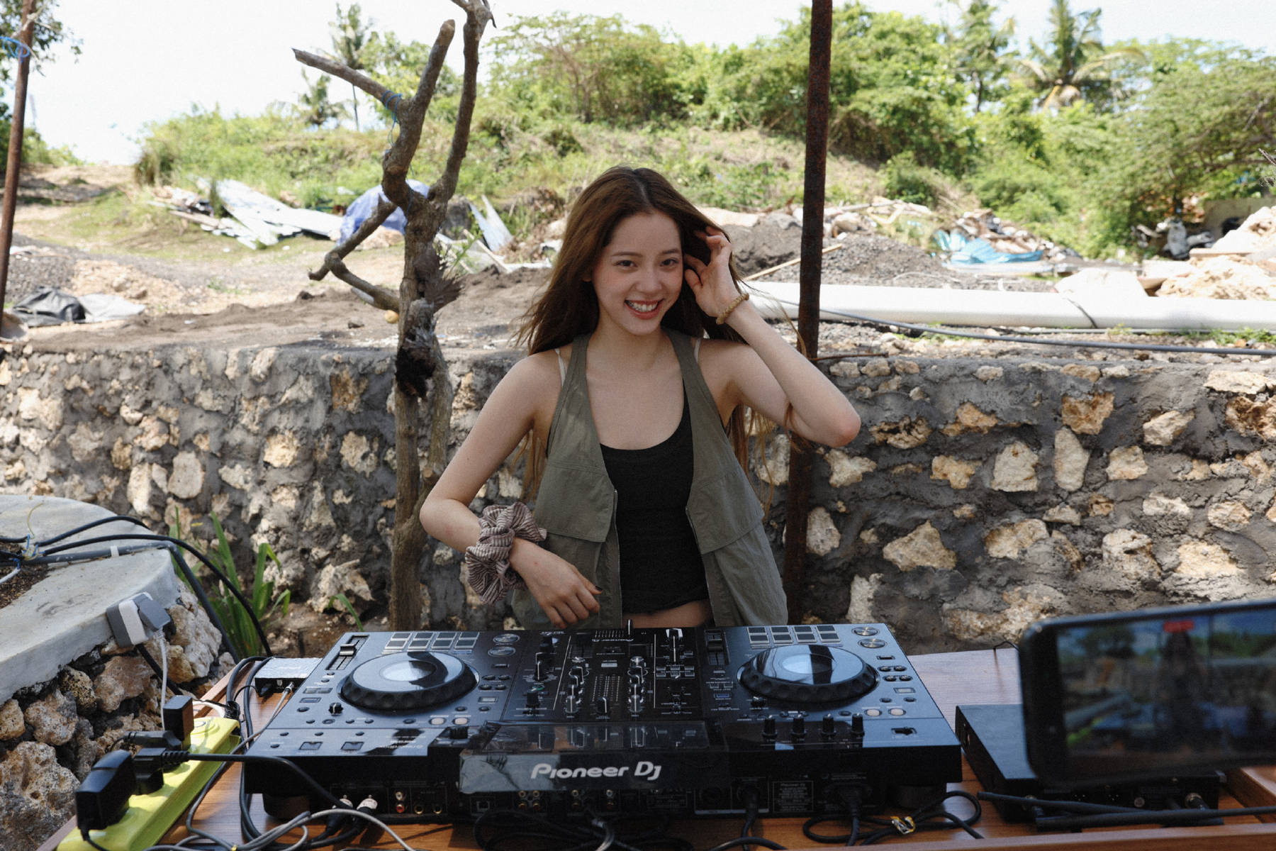 欧阳娜娜海边甜笑心情愉悦！穿紧身背心秀纤细蛮腰