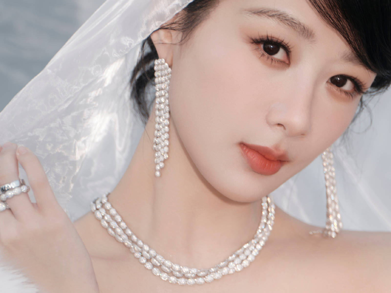 杨紫穿抹胸裙似优雅白天鹅！绽放温柔笑容美貌养眼