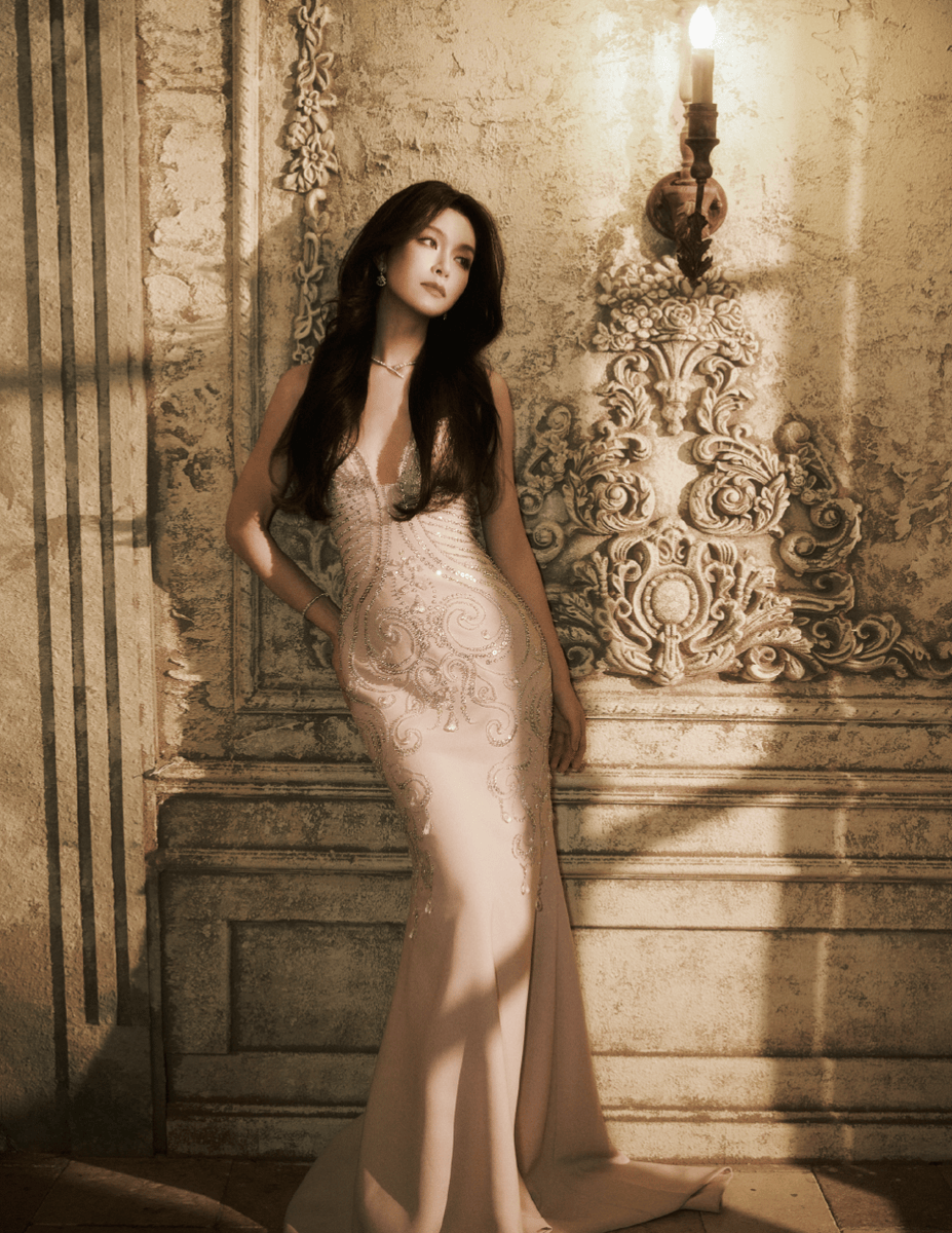 文咏珊白纱露背裙吸睛 长发披肩温婉精致又耐看