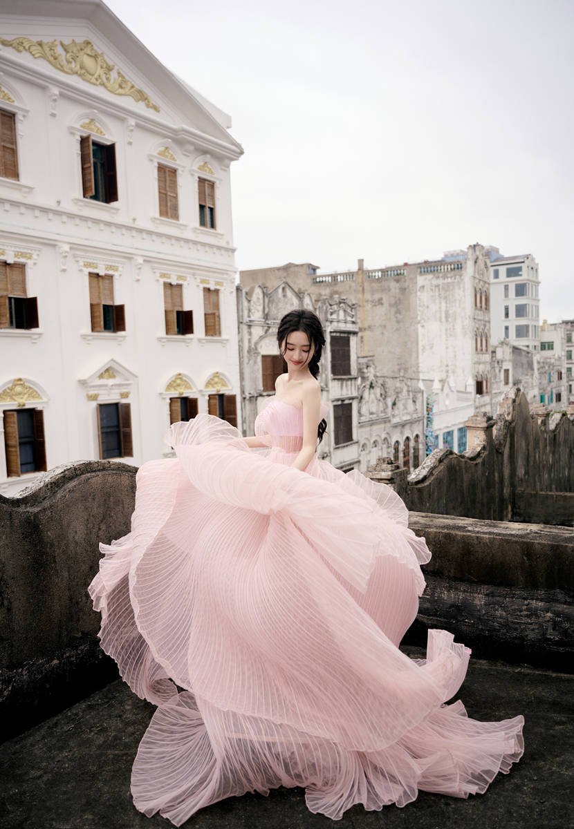 邓恩熙穿公主裙回眸灵动大方 俏皮起舞少女感十足