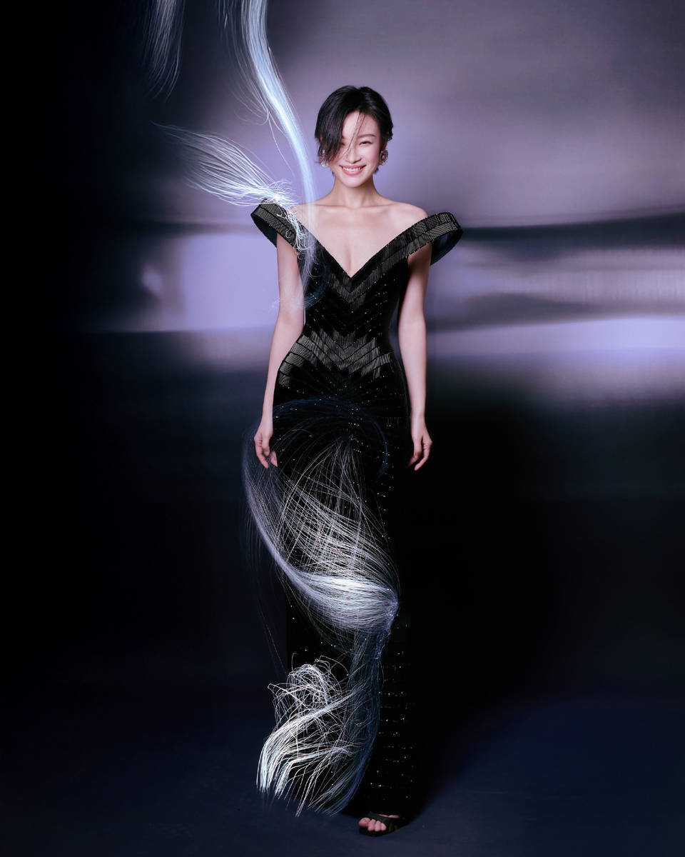 倪妮穿黑色深V礼裙时髦前卫 大方秀好身材曲线迷人