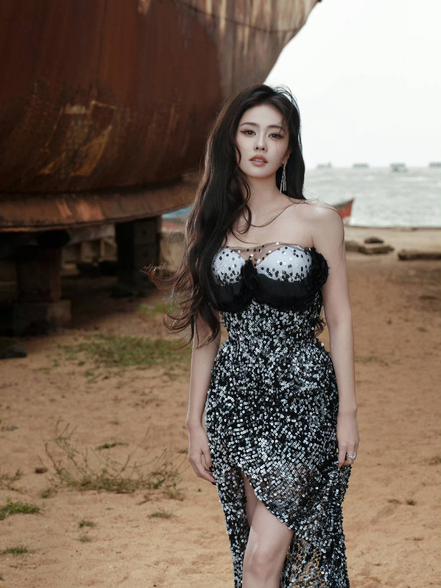 白鹿穿高开衩长裙双腿修长 身姿曼妙表情慵懒明媚