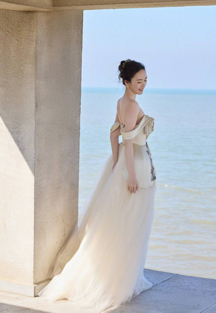 童瑶穿白玫瑰抹胸裙气质佳 海边露明媚笑容好养眼