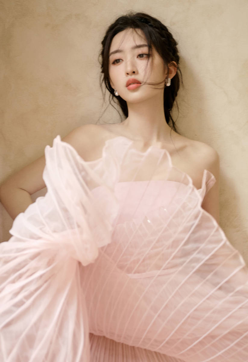 邓恩熙穿公主裙回眸灵动大方 俏皮起舞少女感十足