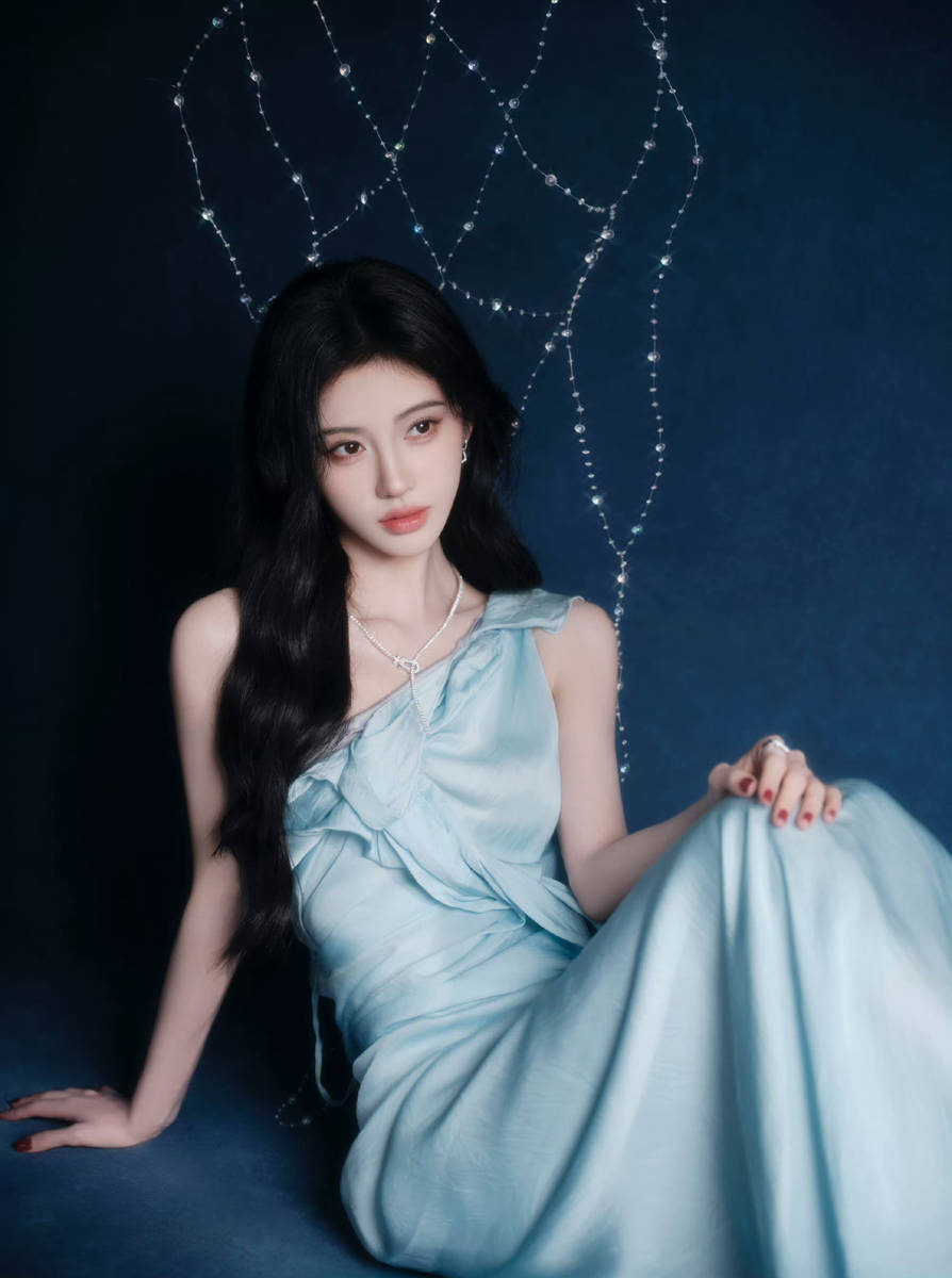 鞠婧祎冰蓝礼服配波浪卷发 优雅妩媚不失温柔灵动