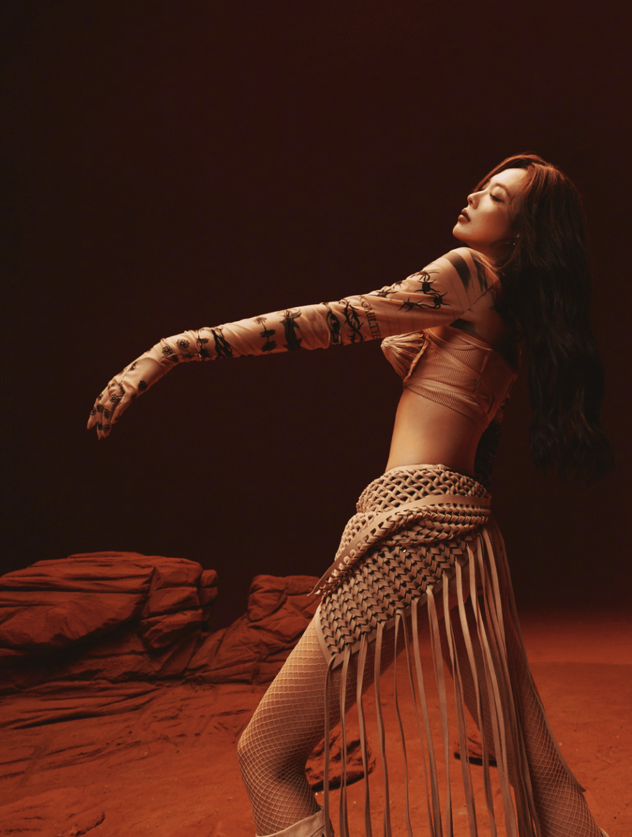 王霏霏穿子弹胸甲锋利夺目 迷你短裤展露腿部线条-第7张图片-旧杳电影网