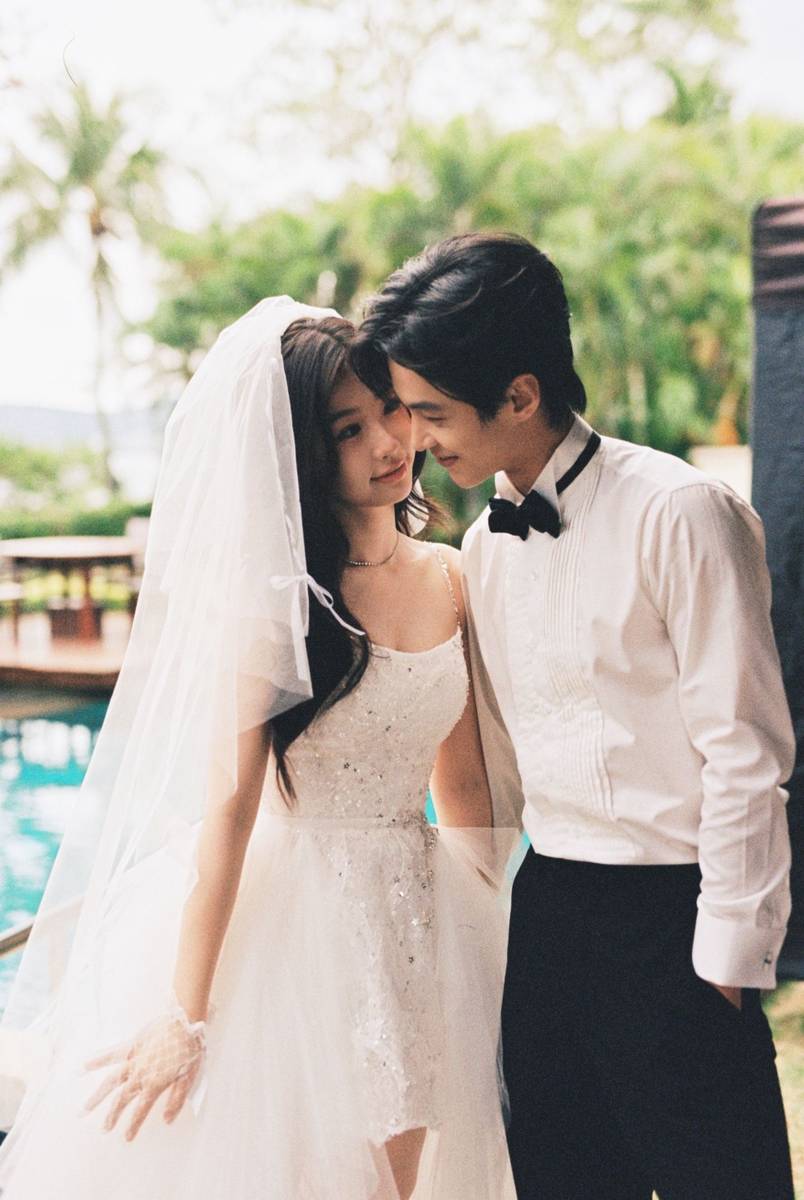 虞书欣何与晒婚纱照cp感拉满 亲昵贴贴画面养眼