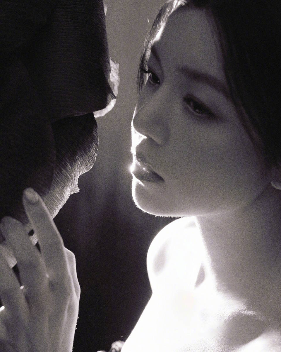 陈妍希穿黑抹胸裙精致优雅 发丝盘起衬出纤美肩颈