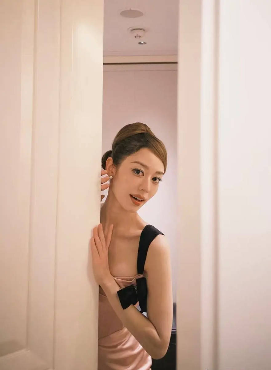 吉娜穿紧身裙勾勒曼妙身姿 戴墨镜气质优雅摩登