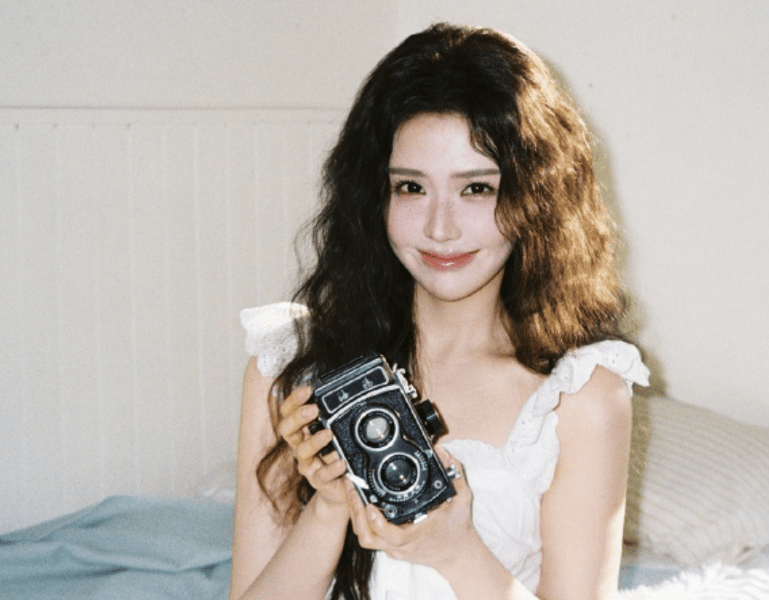 王艺瑾穿白蕾丝裙温柔灵动 雀斑妆精致亮眼