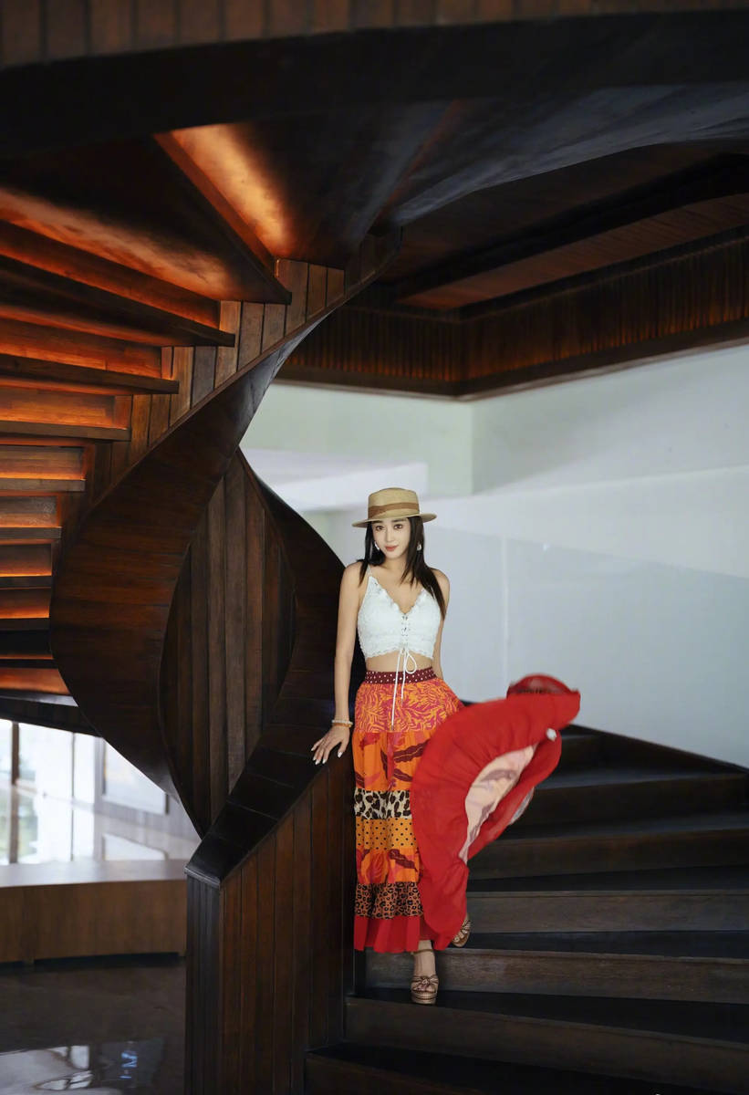 严屹宽妻子晒全家福！一家三口去印尼旅游心情好