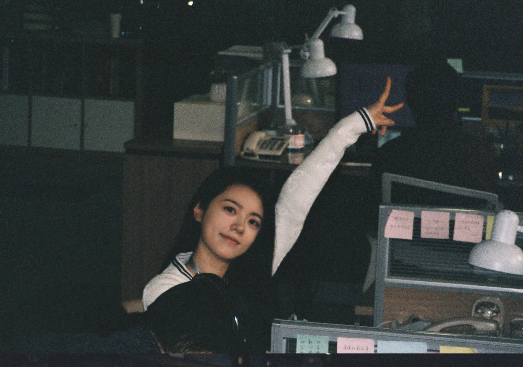 赵今麦冬日随拍表情搞怪活泼 笑容甜美少女感满满