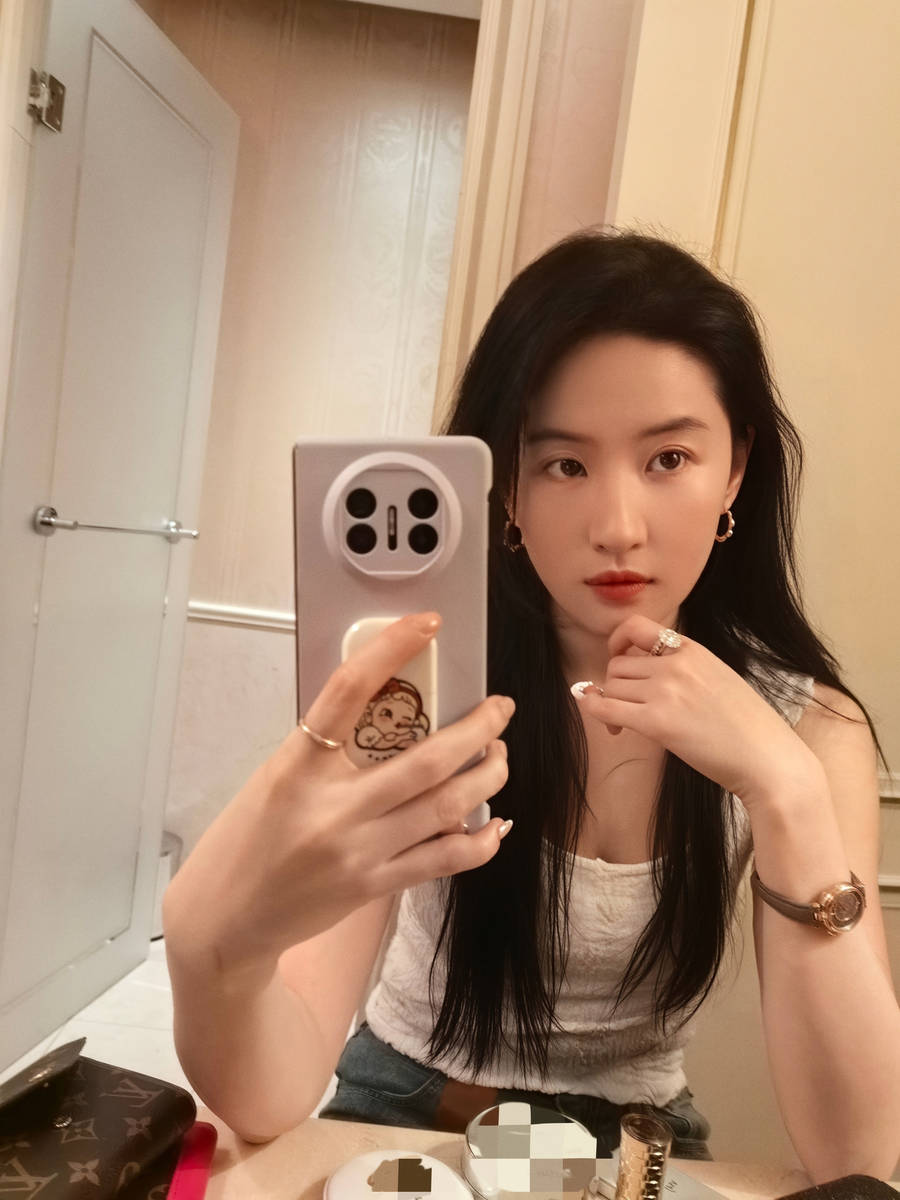 刘亦菲素颜出游优雅大方 对镜自拍表情灵动